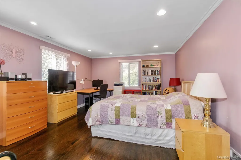 7 Robbins Lane Great Neck NY 11020