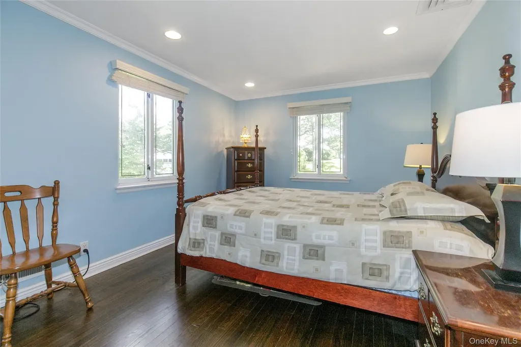 7 Robbins Lane Great Neck NY 11020