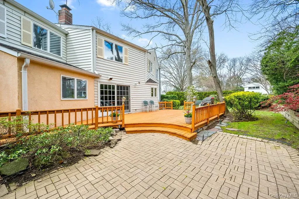 7 Robbins Lane Great Neck NY 11020