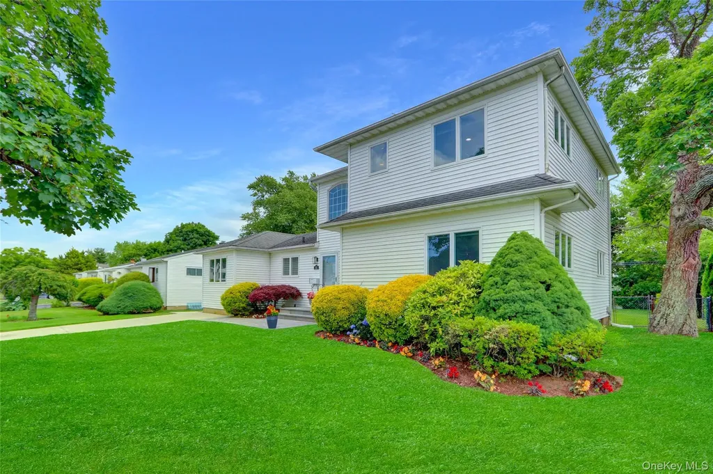 23 Lillian Lane Plainview NY 11803