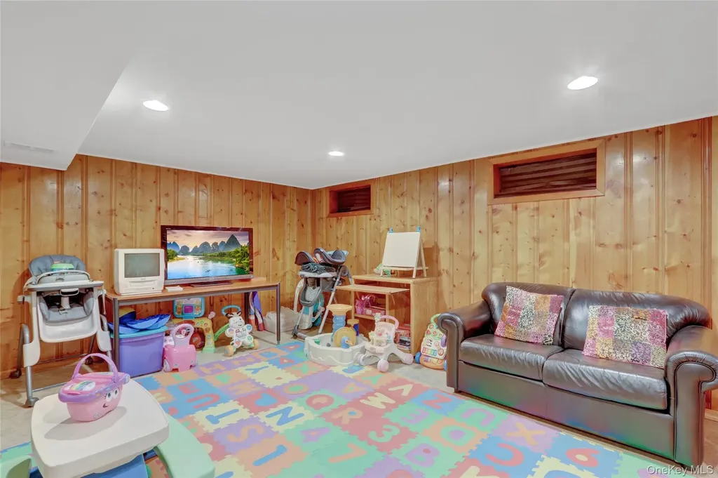 23 Lillian Lane Plainview NY 11803