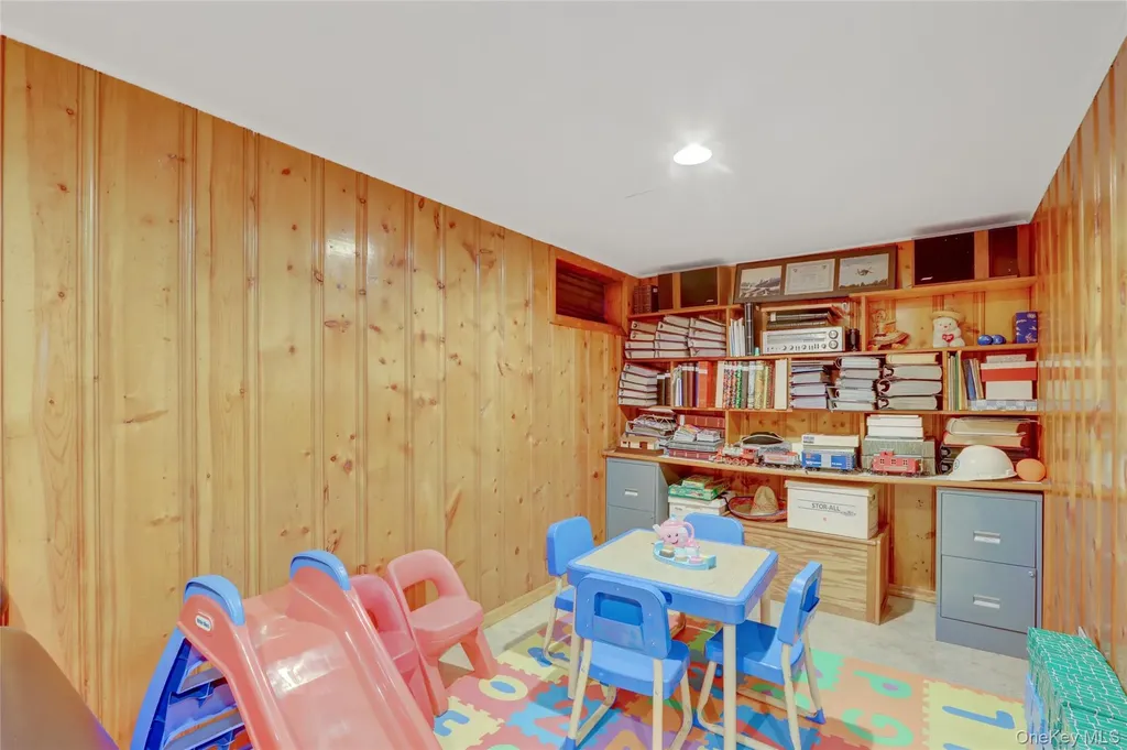 23 Lillian Lane Plainview NY 11803