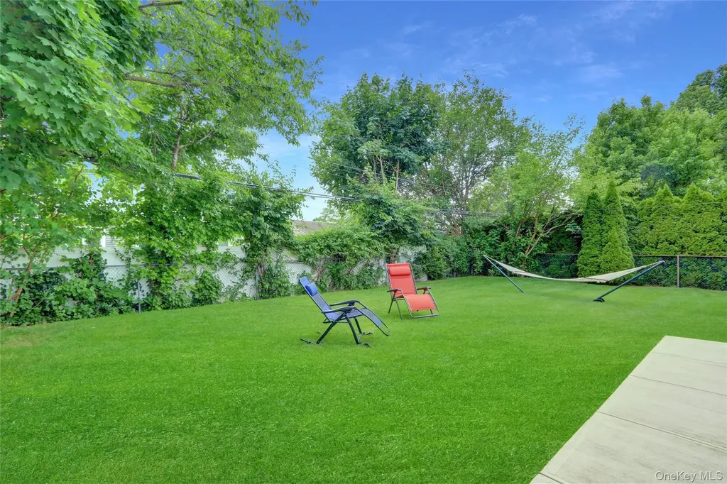 23 Lillian Lane Plainview NY 11803