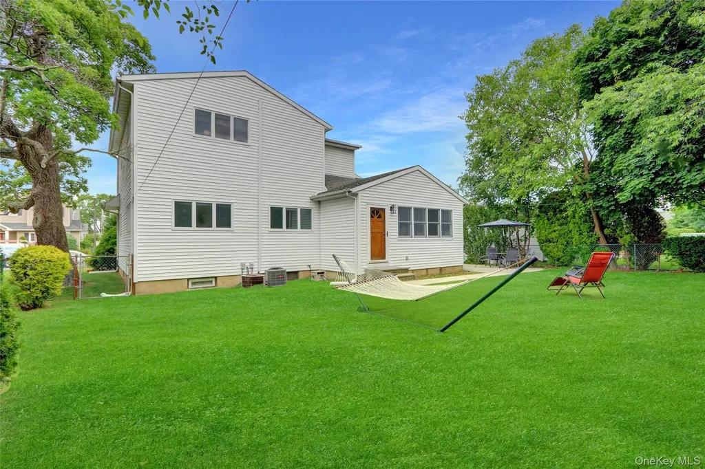 23 Lillian Lane Plainview NY 11803
