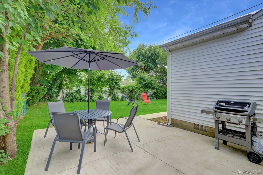 23 Lillian Lane Plainview NY 11803