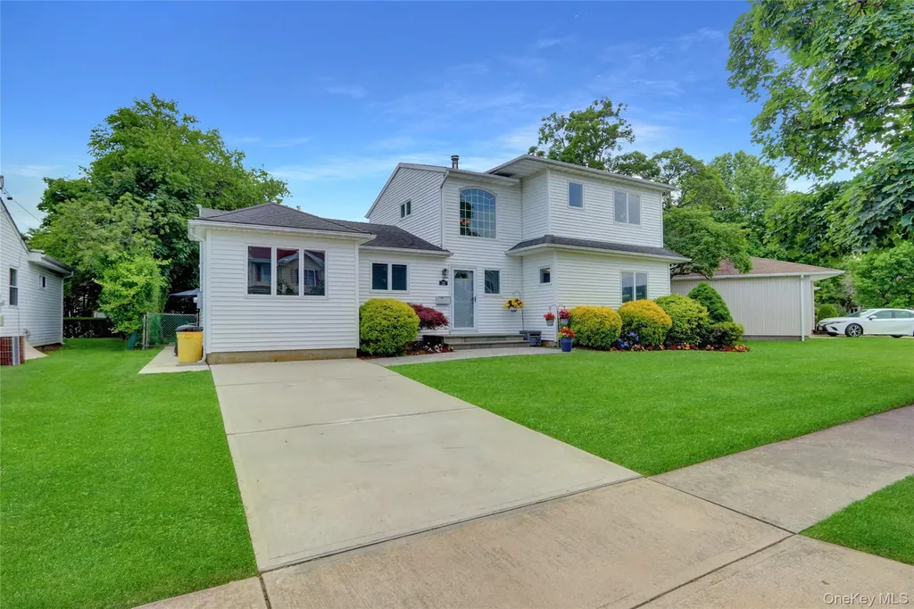 23 Lillian Lane Plainview NY 11803