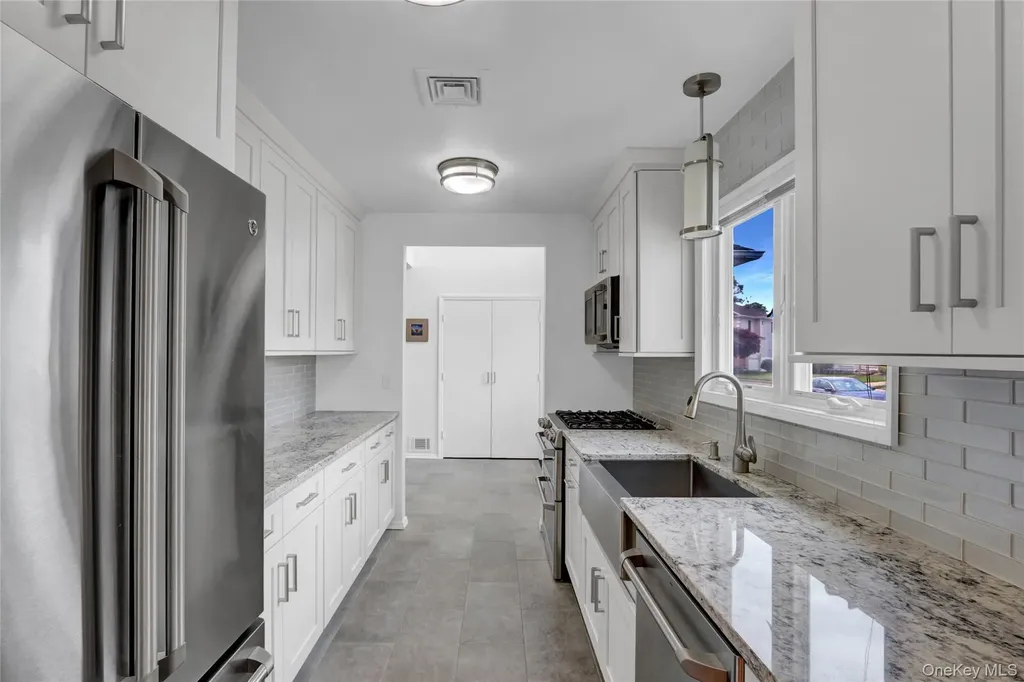 23 Lillian Lane Plainview NY 11803