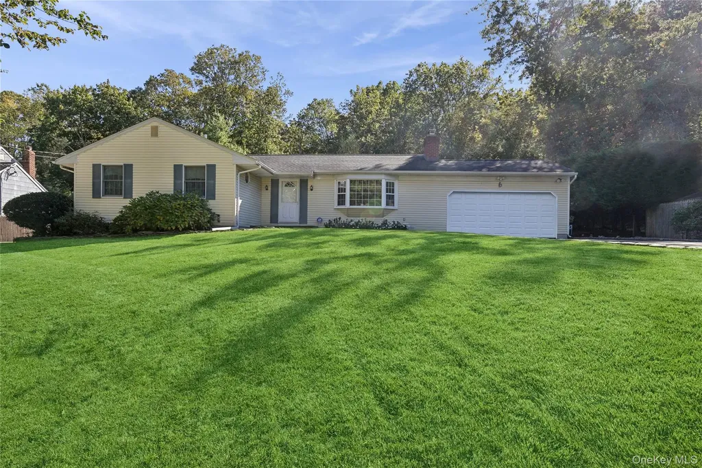 94 Mobrey Lane Smithtown NY 11787