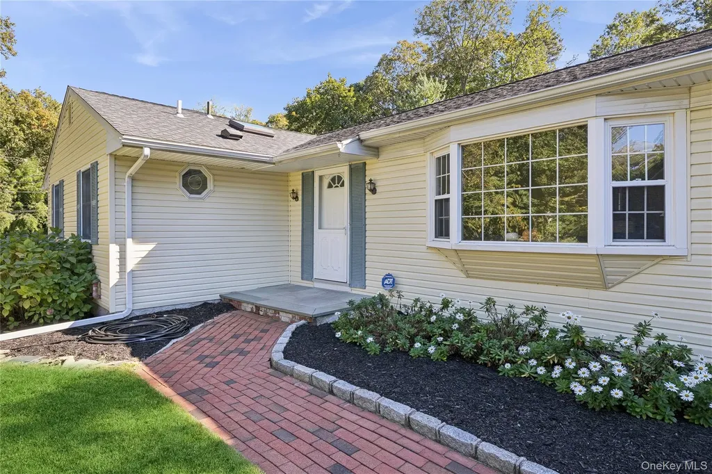 94 Mobrey Lane Smithtown NY 11787