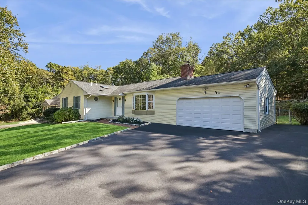 94 Mobrey Lane Smithtown NY 11787