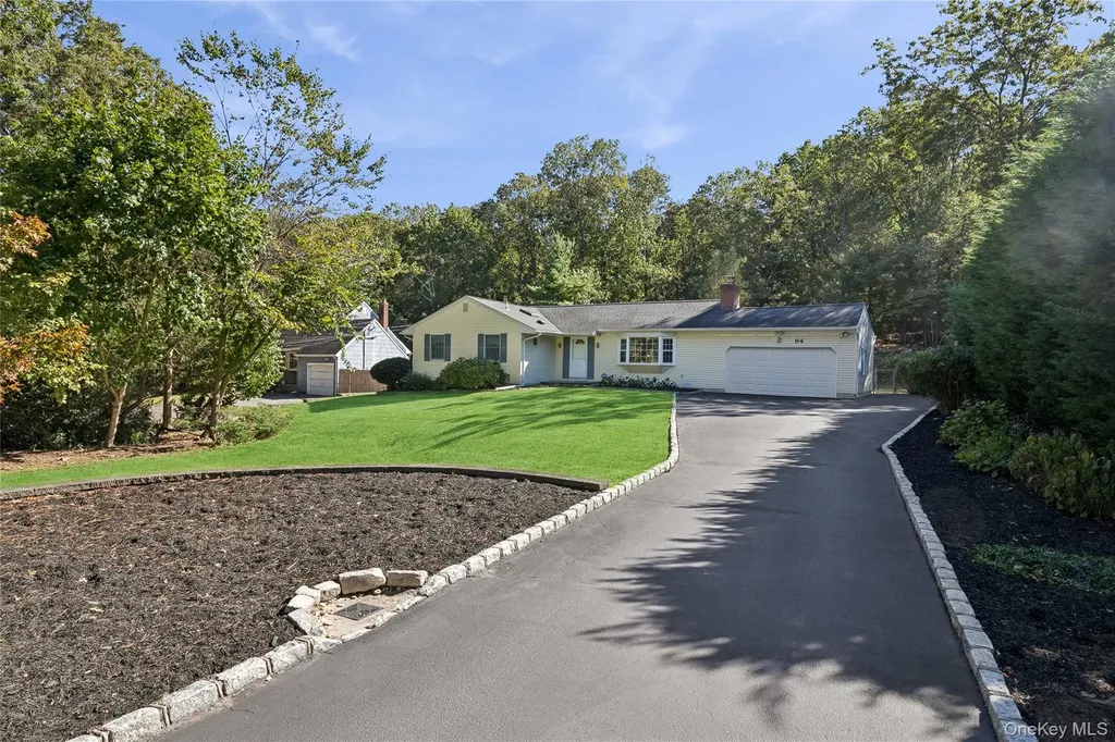 94 Mobrey Lane Smithtown NY 11787