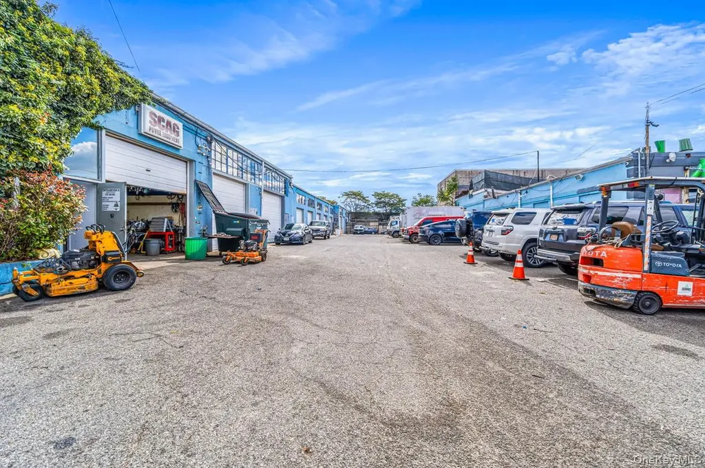 75 Windsor Avenue Mineola NY 11501
