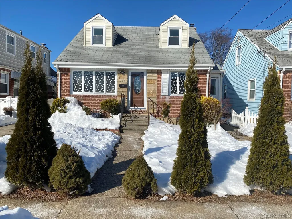 216 Raff Avenue Mineola NY 11501