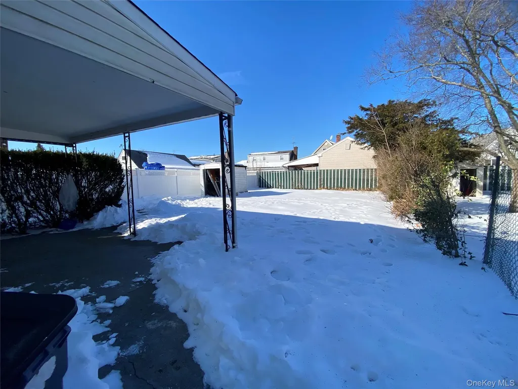 216 Raff Avenue Mineola NY 11501