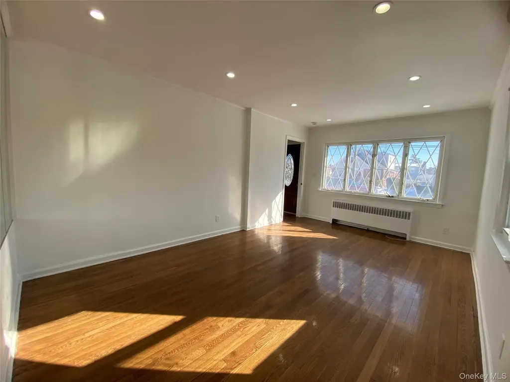 216 Raff Avenue Mineola NY 11501