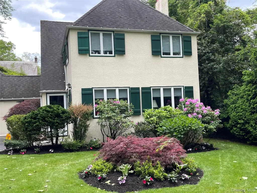 64 Maple Drive Great Neck NY 11021