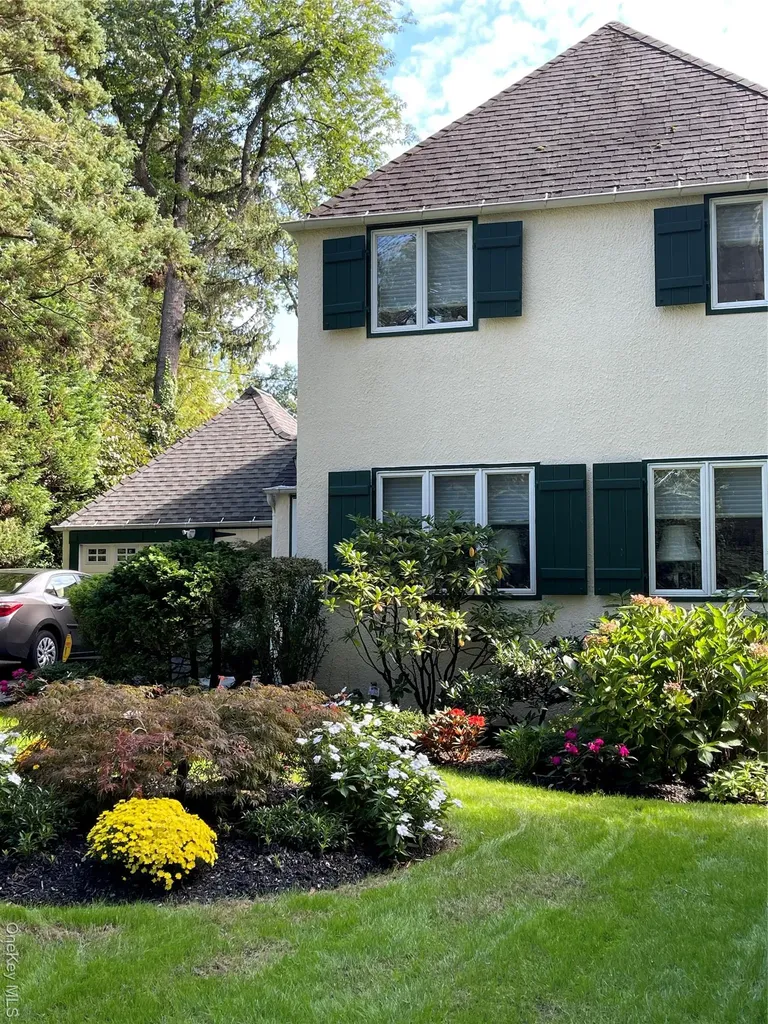 64 Maple Drive Great Neck NY 11021