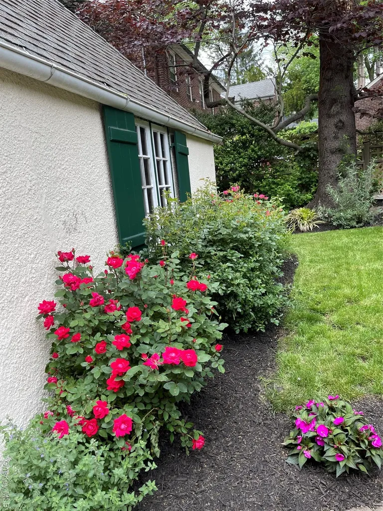 64 Maple Drive Great Neck NY 11021