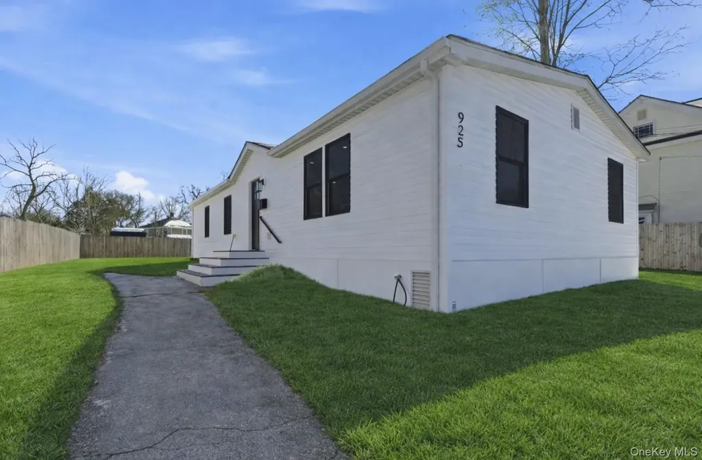 923 E Main Street Riverhead NY 11901