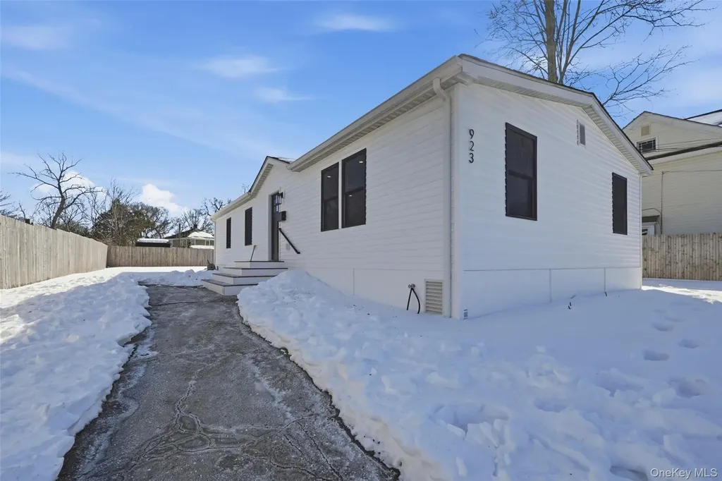 923 E Main Street Riverhead NY 11901