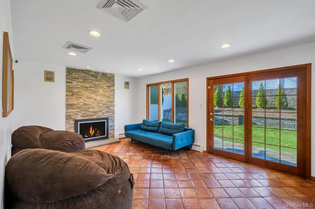 40 Hitching Post Lane Glen Cove NY 11542