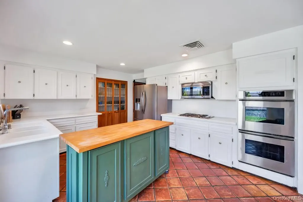 40 Hitching Post Lane Glen Cove NY 11542