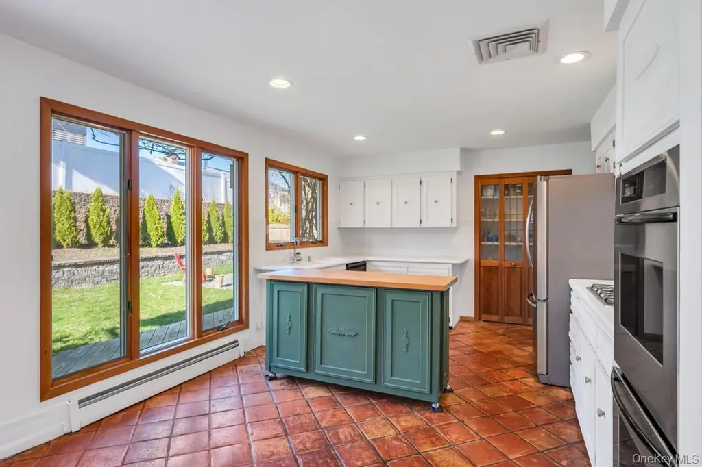 40 Hitching Post Lane Glen Cove NY 11542