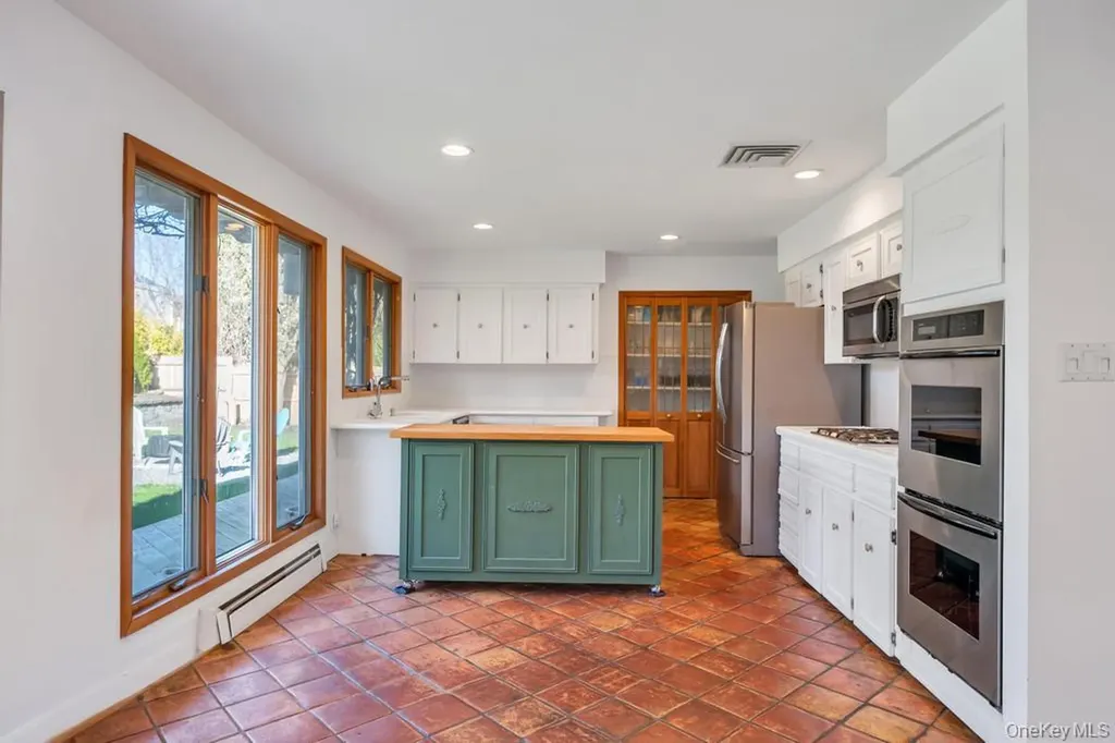 40 Hitching Post Lane Glen Cove NY 11542