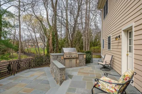 981 Green Meadow Lane Mamaroneck NY 10543