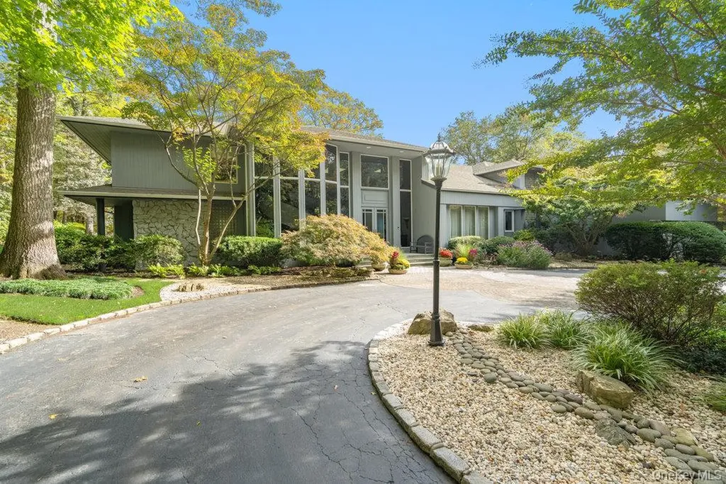 8 Forest Court Oyster Bay Cove NY 11791