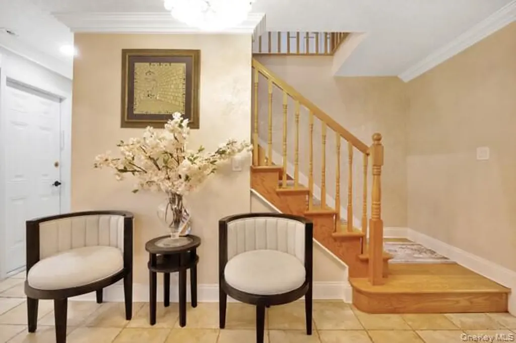 1013 South End Woodmere NY 11598