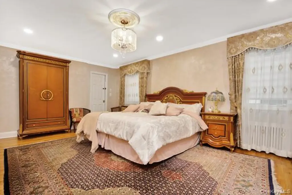 1013 South End Woodmere NY 11598