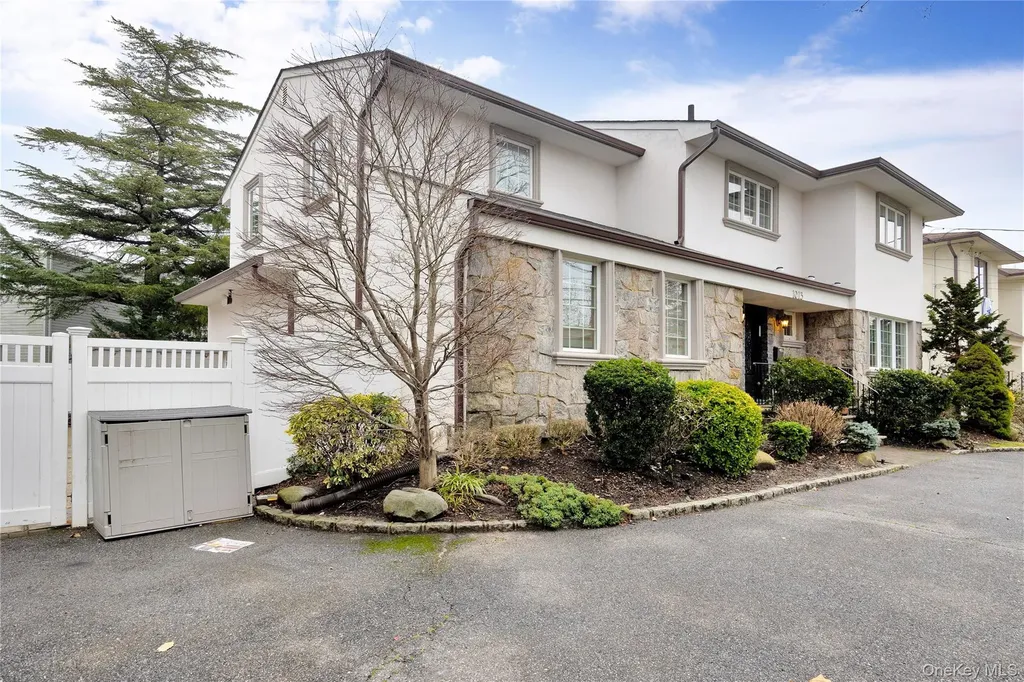 1013 South End Woodmere NY 11598