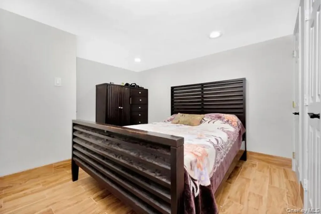 1013 South End Woodmere NY 11598