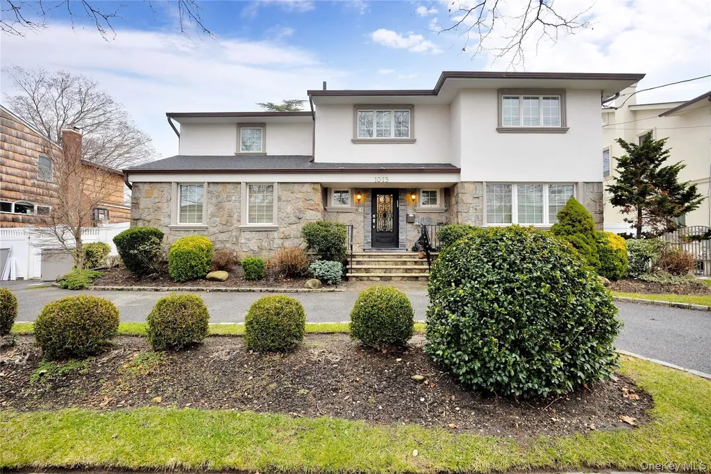 1013 South End Woodmere NY 11598