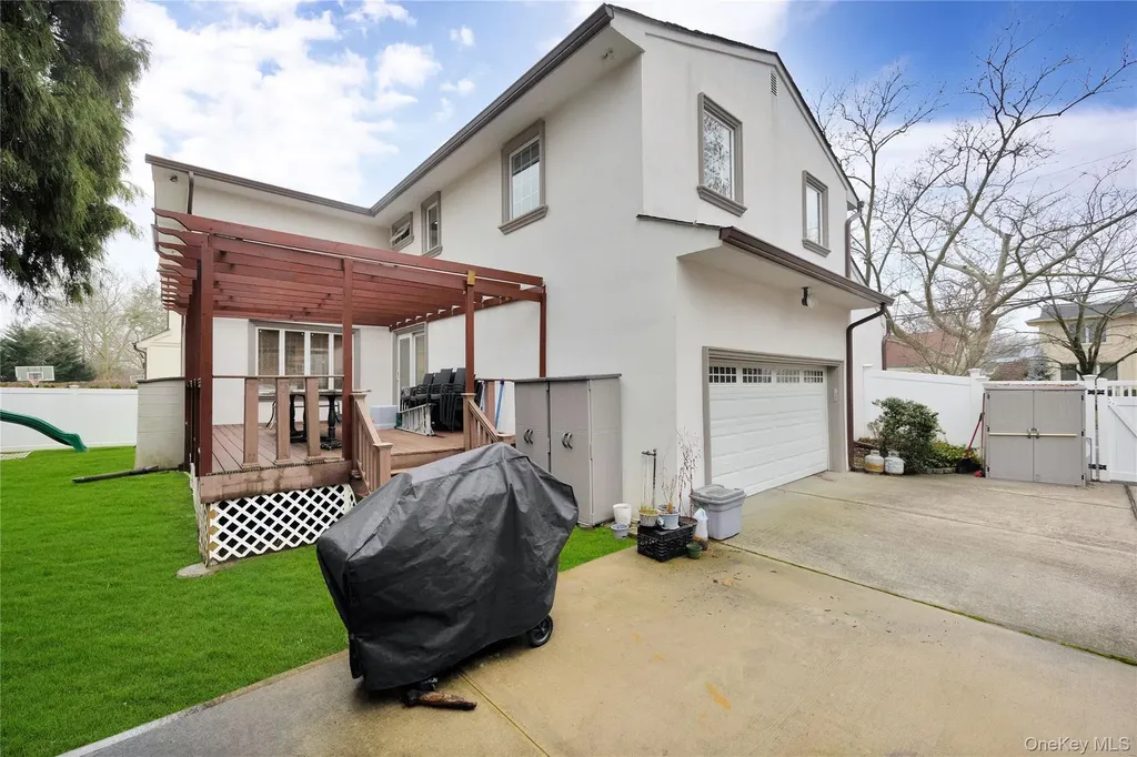 1013 South End Woodmere NY 11598