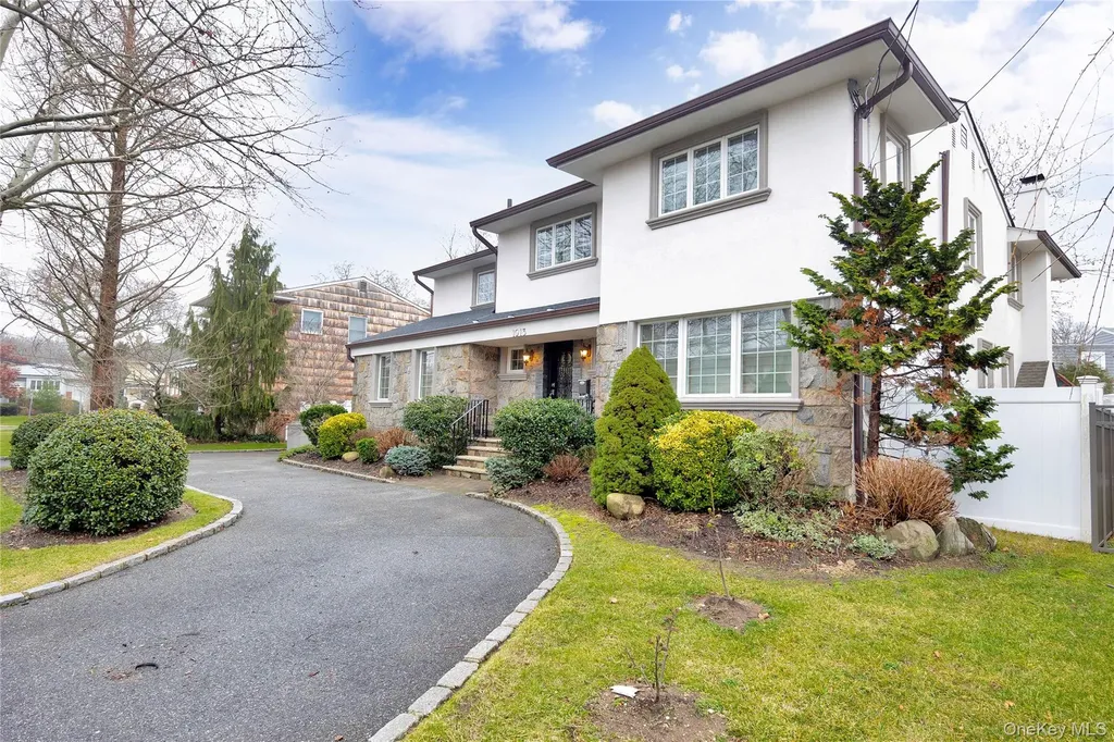 1013 South End Woodmere NY 11598