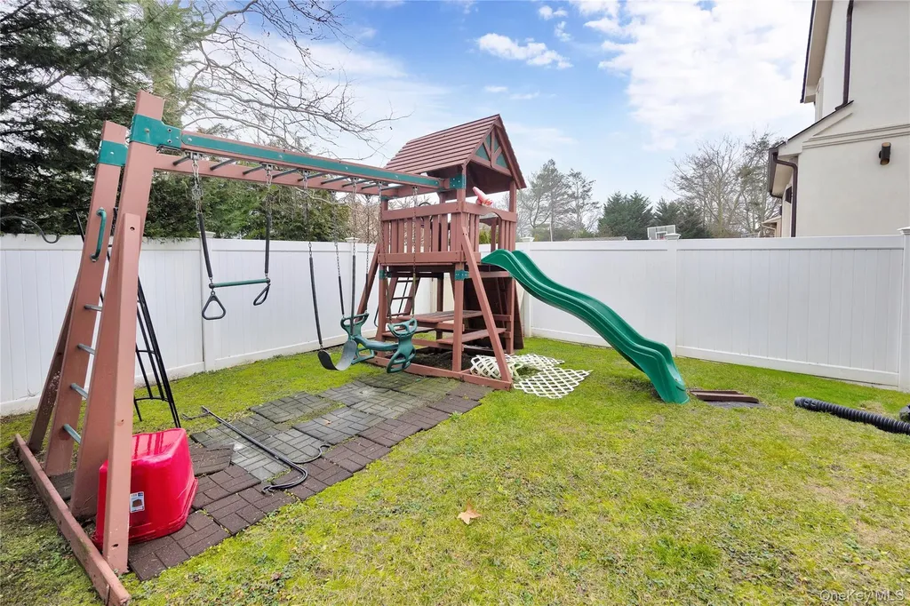 1013 South End Woodmere NY 11598