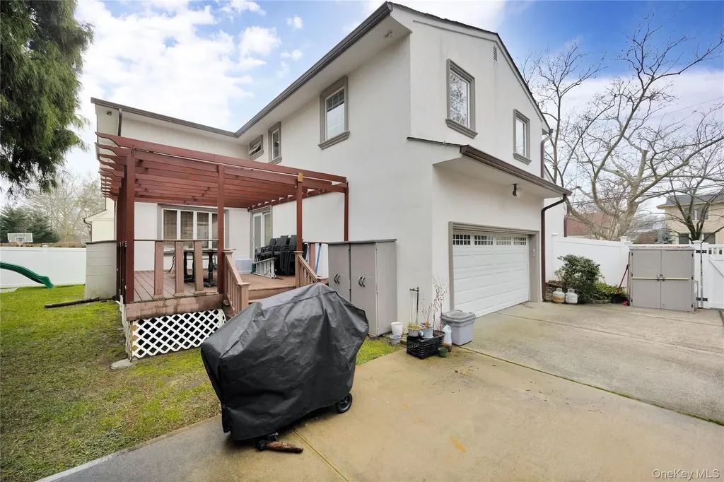 1013 South End Woodmere NY 11598