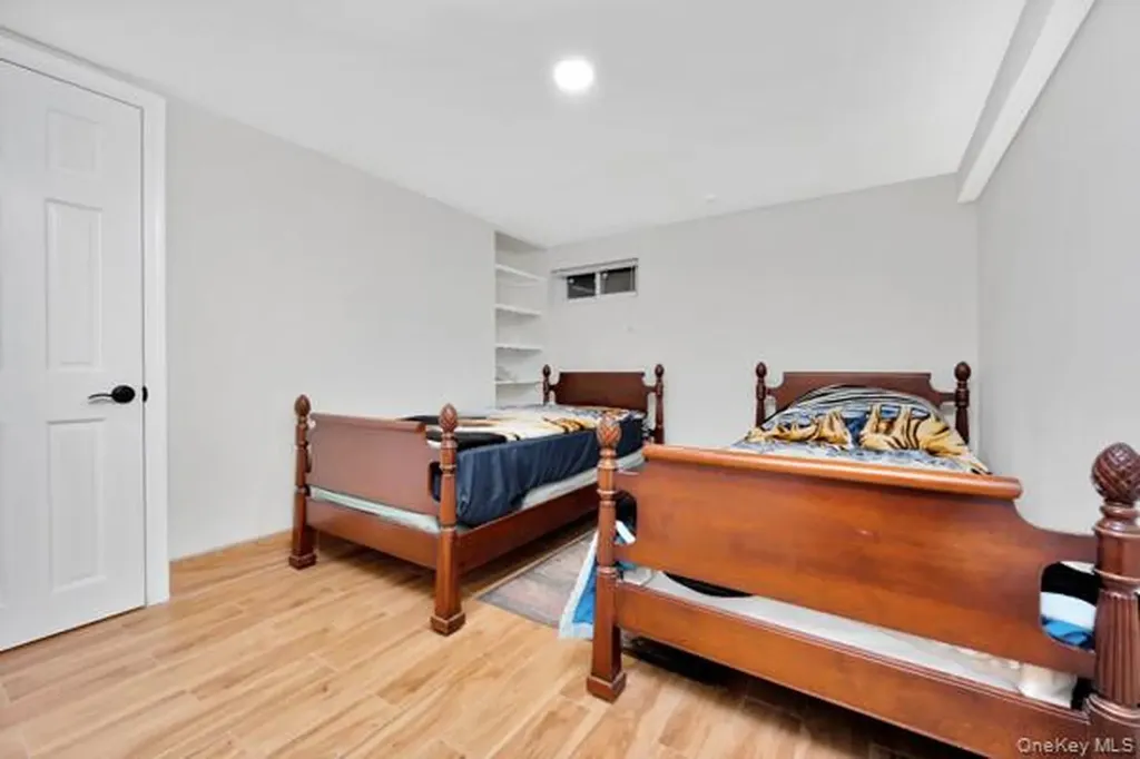 1013 South End Woodmere NY 11598