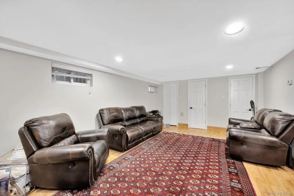 1013 South End Woodmere NY 11598