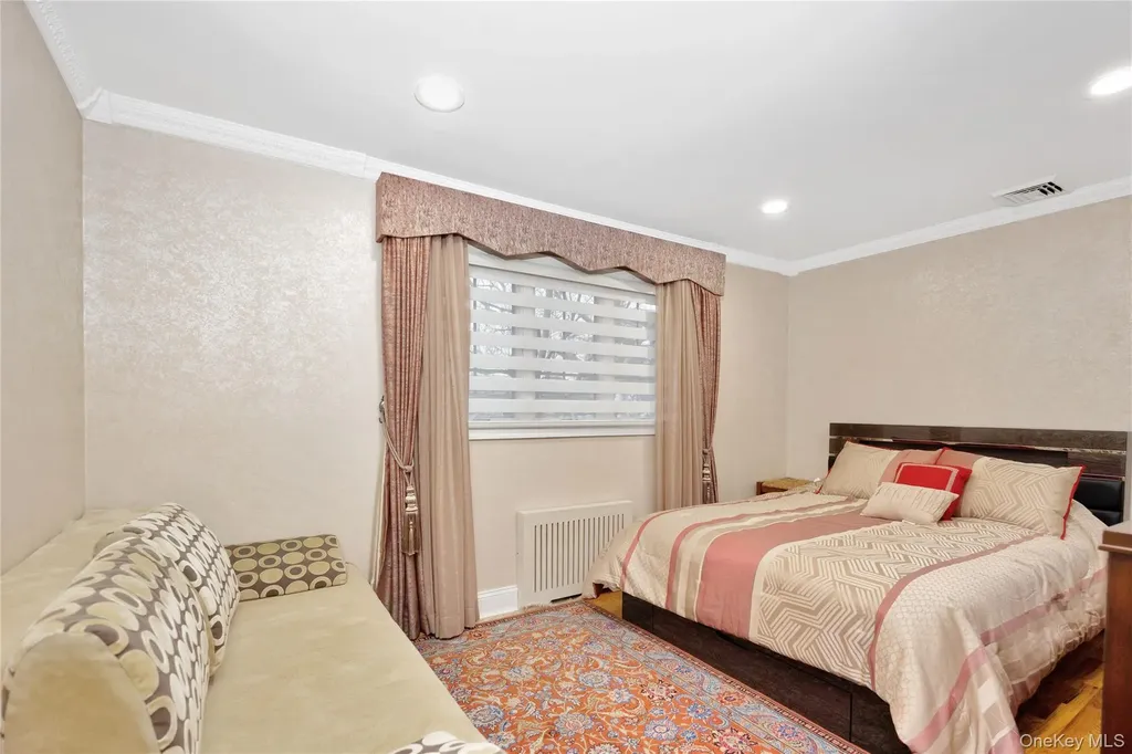 1013 South End Woodmere NY 11598