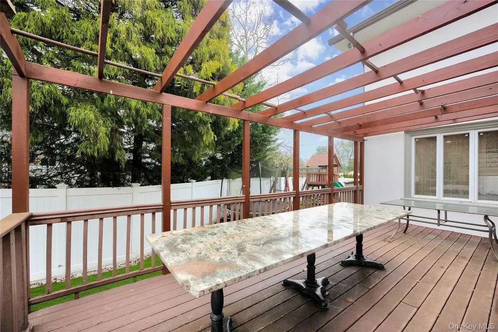 1013 South End Woodmere NY 11598