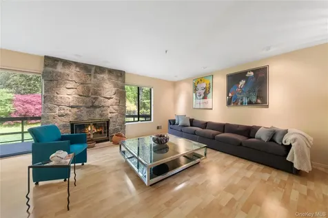 161 Stone Oaks Drive Hartsdale NY 10530