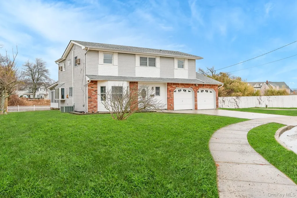 24 Brooktree Circle Lindenhurst NY 11757