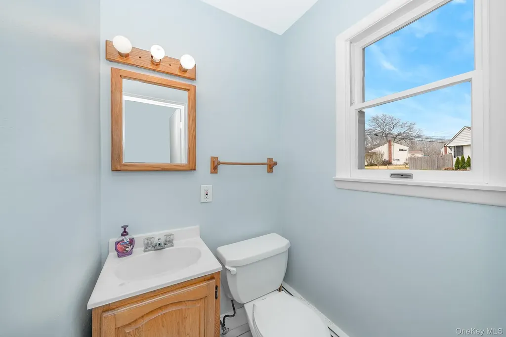 24 Brooktree Circle Lindenhurst NY 11757