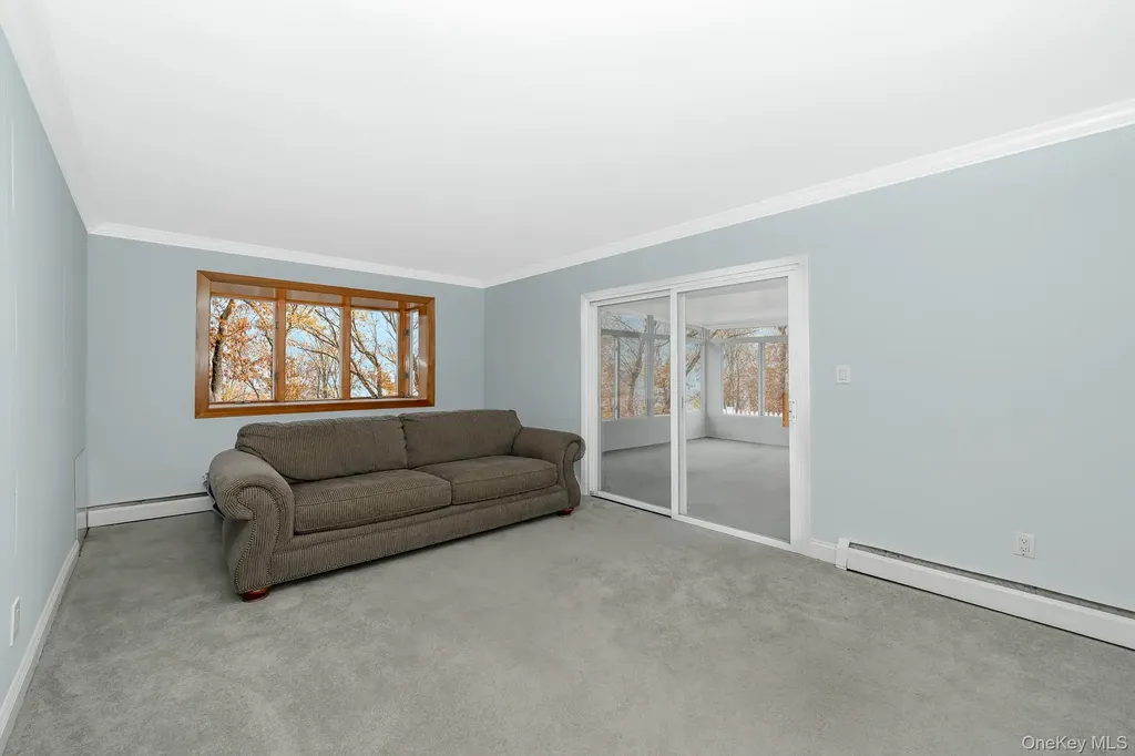 24 Brooktree Circle Lindenhurst NY 11757
