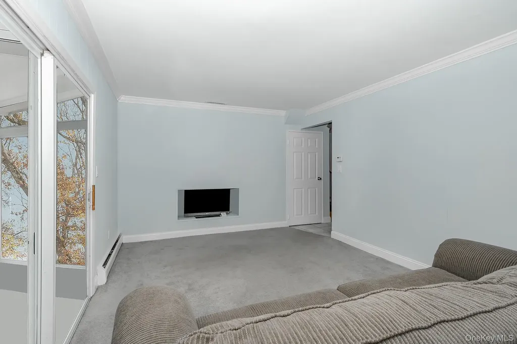 24 Brooktree Circle Lindenhurst NY 11757