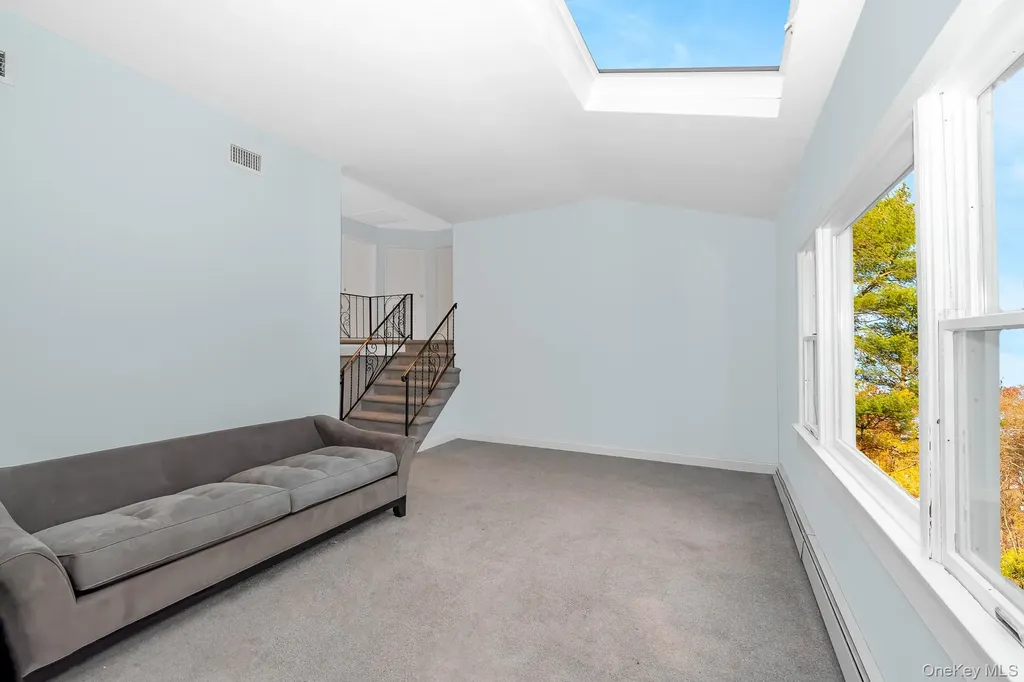 24 Brooktree Circle Lindenhurst NY 11757
