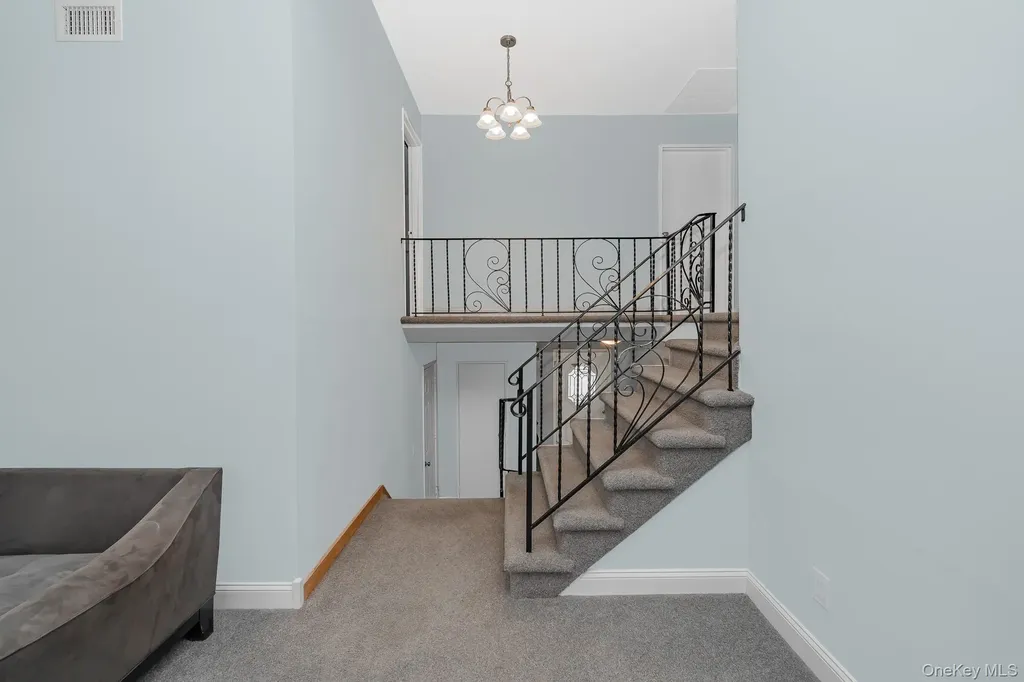 24 Brooktree Circle Lindenhurst NY 11757